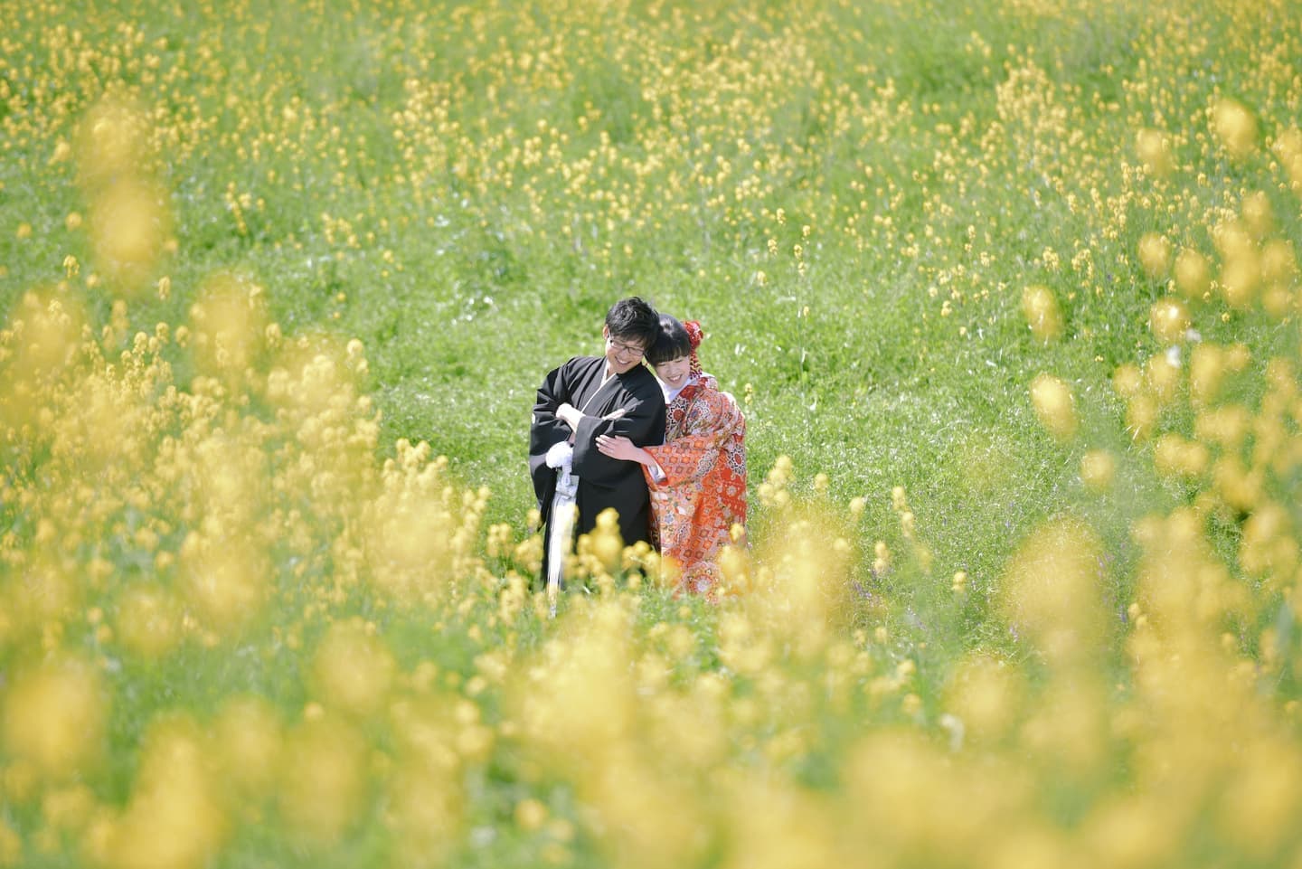 和装着物を着た花嫁様と紋付羽織袴の新郎様の写真