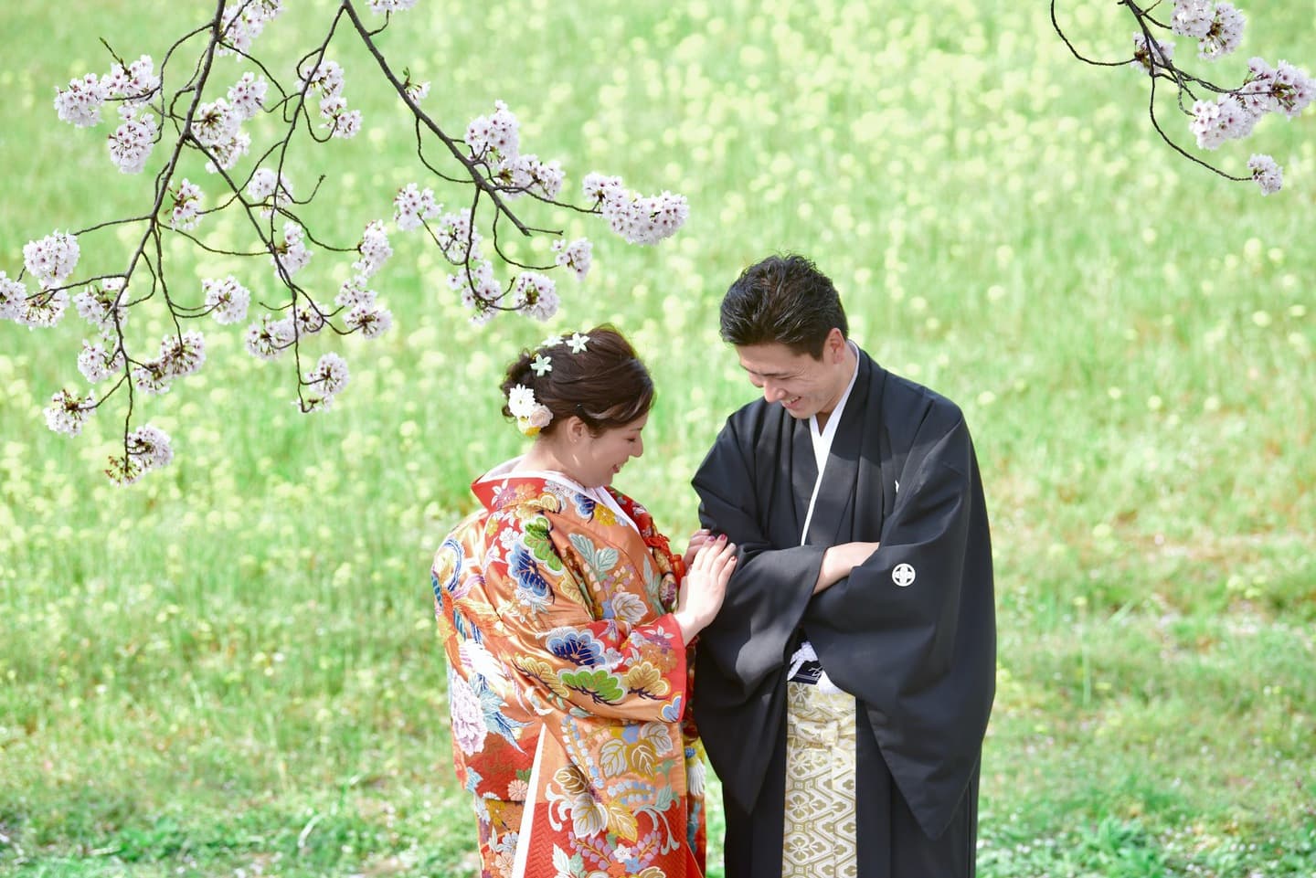 和装着物を着た花嫁様と紋付羽織袴の新郎様の写真
