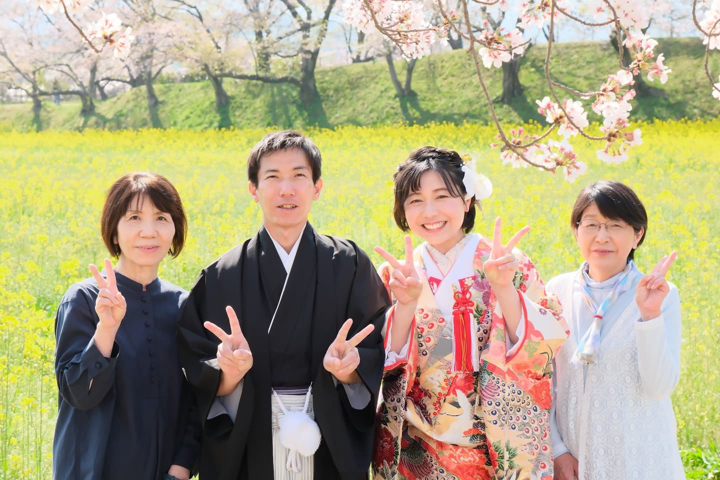 和装着物を着た花嫁様と紋付羽織袴の新郎様の写真