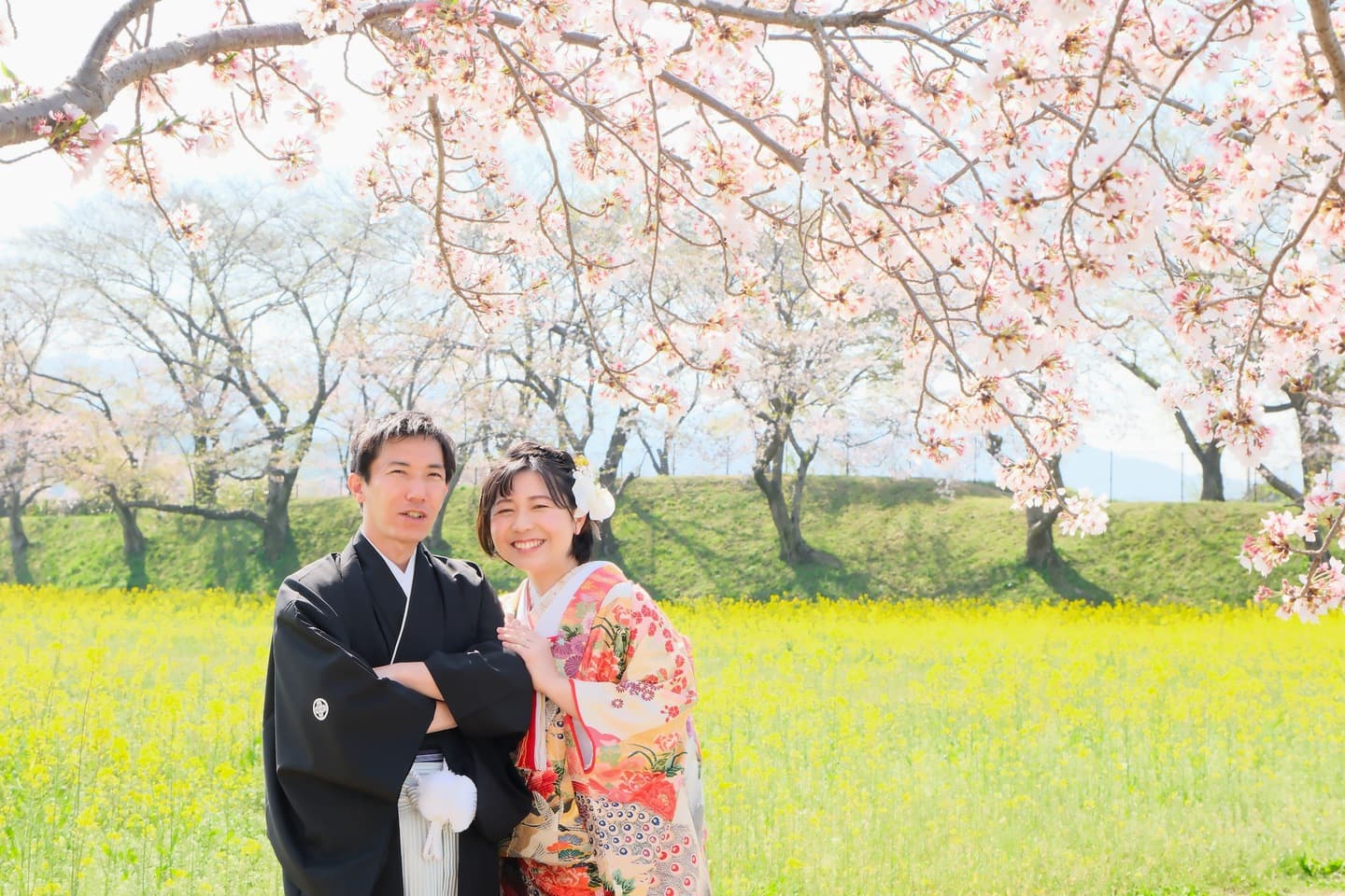和装着物を着た花嫁様と紋付羽織袴の新郎様の写真