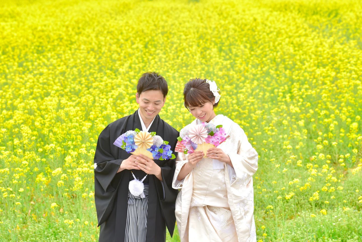 和装着物を着た花嫁様と紋付羽織袴の新郎様の写真