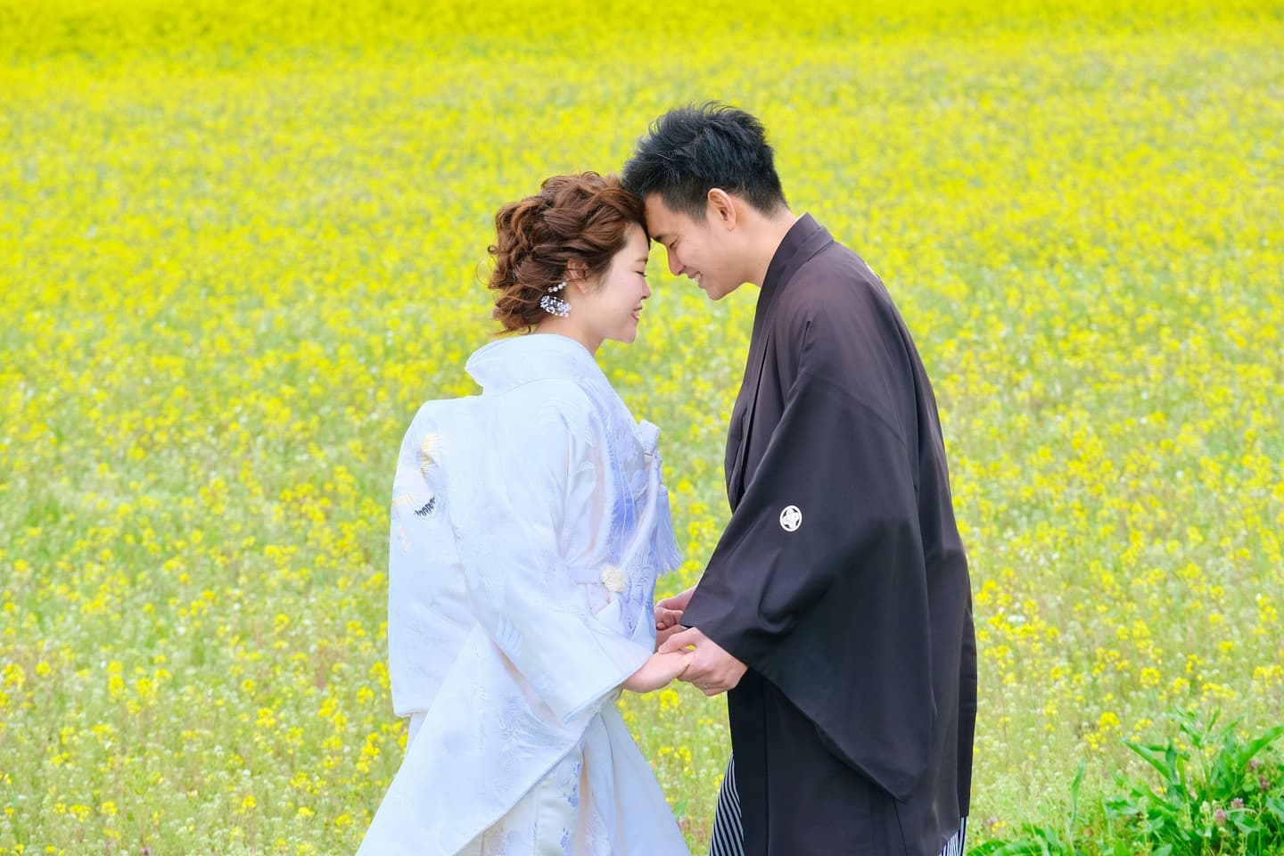 和装着物を着た花嫁様と紋付羽織袴の新郎様の写真