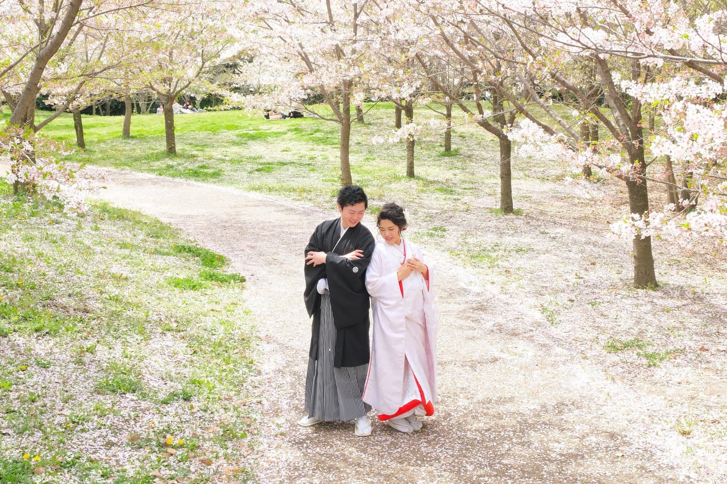 和装着物を着た花嫁様と紋付羽織袴の新郎様の写真