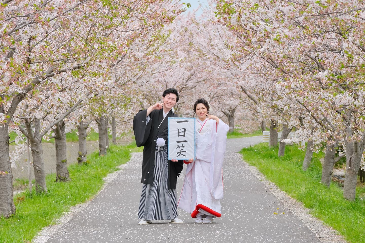 和装着物を着た花嫁様と紋付羽織袴の新郎様の写真