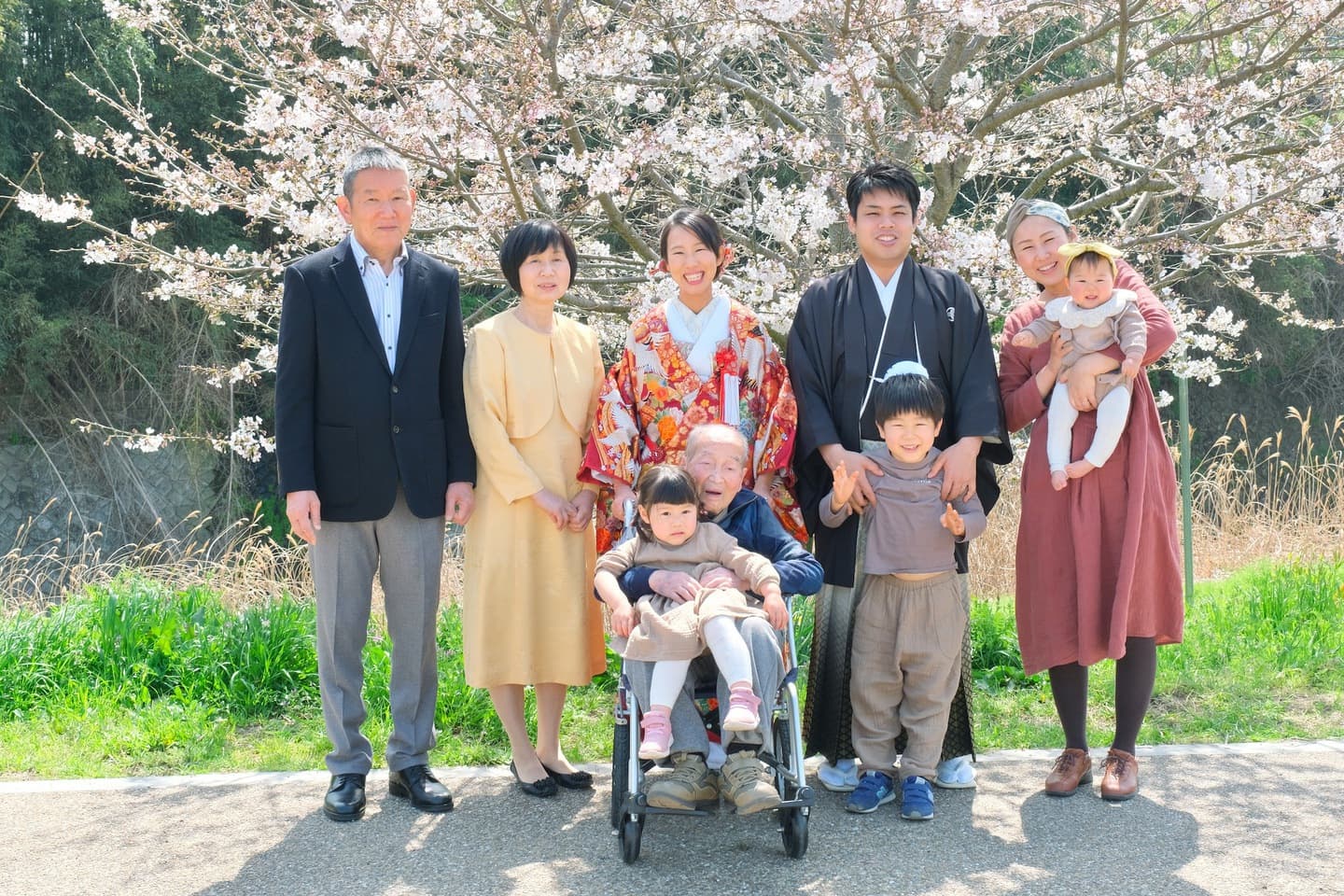 和装着物を着た花嫁様と紋付羽織袴の新郎様の写真