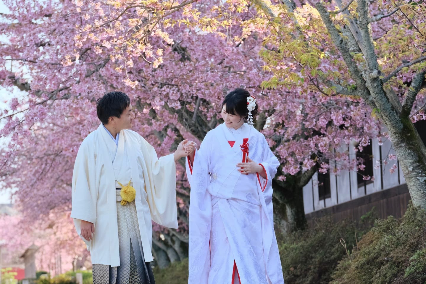 和装着物を着た花嫁様と紋付羽織袴の新郎様の写真