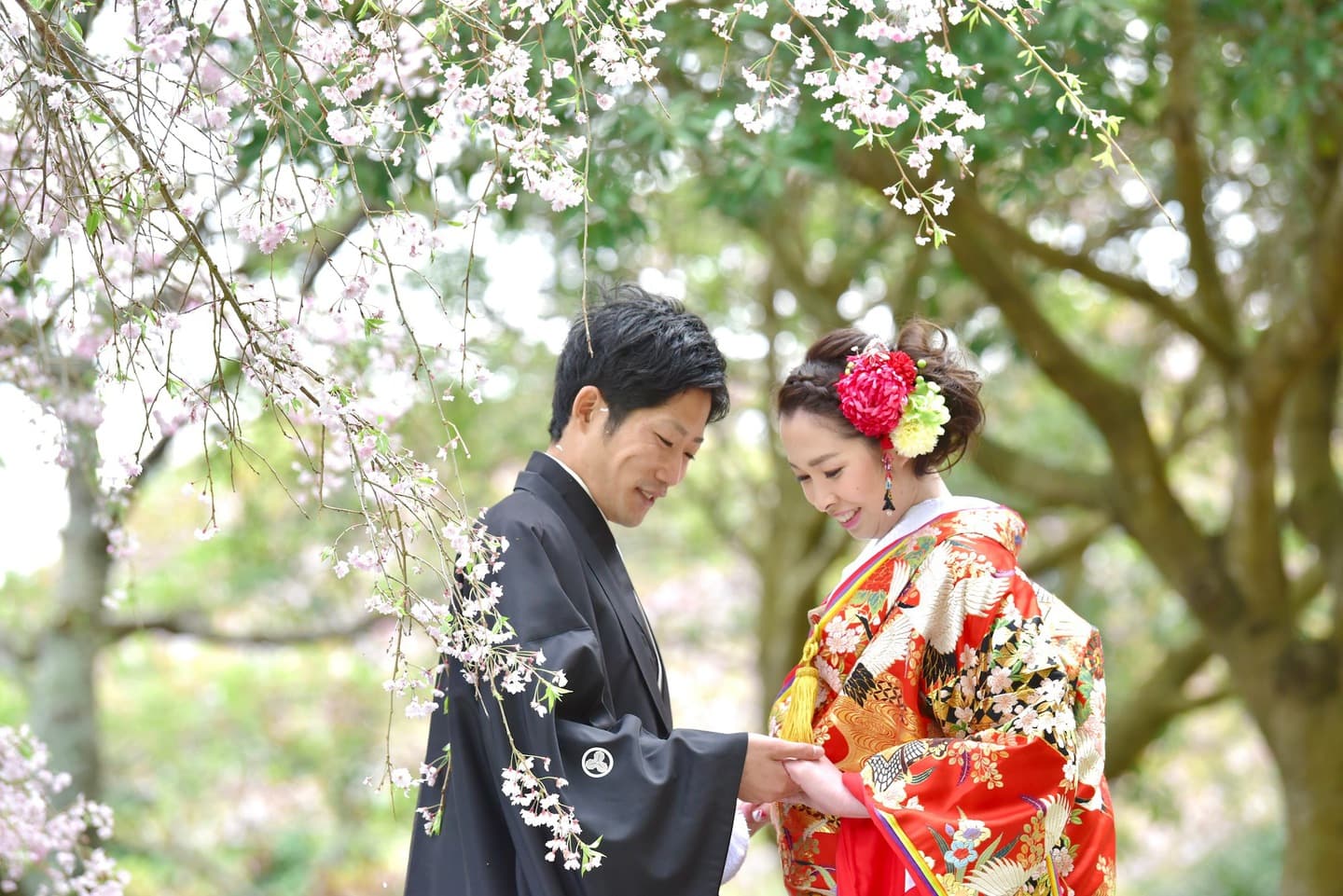 和装着物を着た花嫁様と紋付羽織袴の新郎様の写真