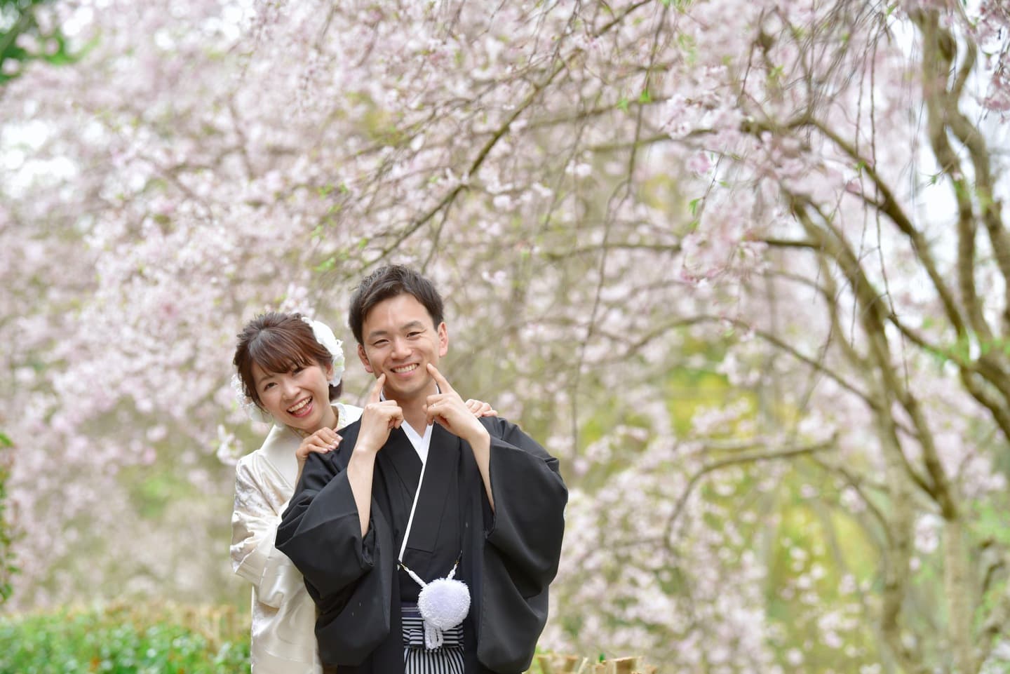和装着物を着た花嫁様と紋付羽織袴の新郎様の写真