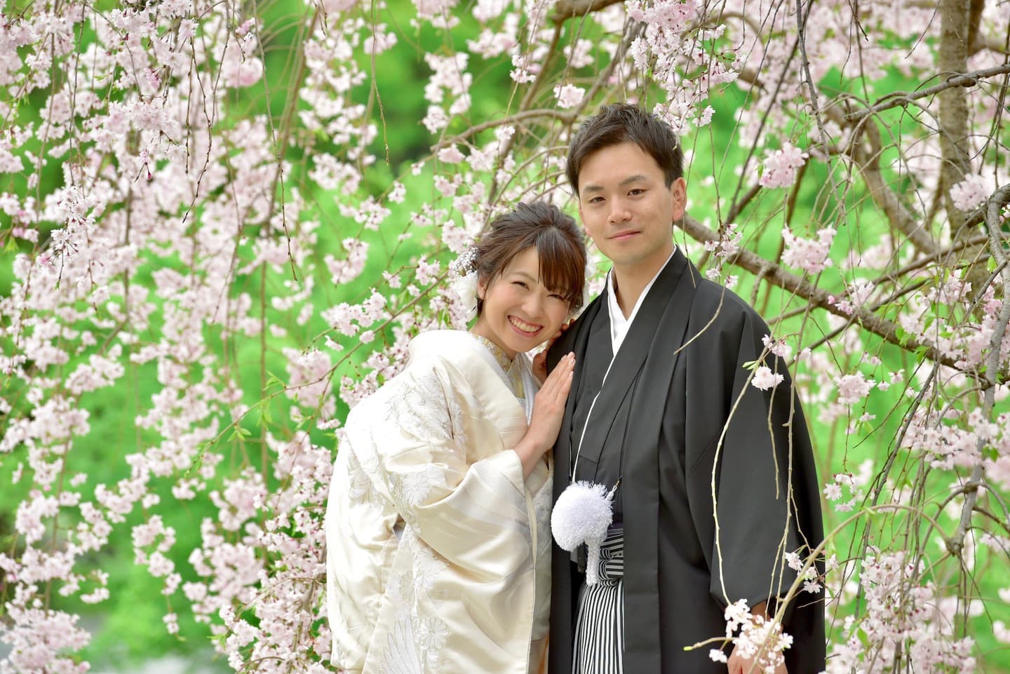 和装着物を着た花嫁様と紋付羽織袴の新郎様の写真