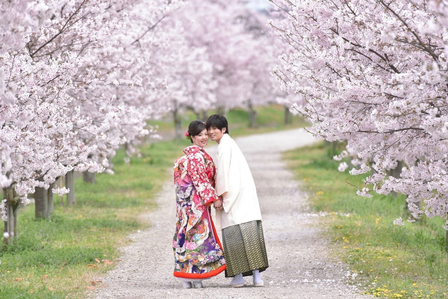 和装着物を着た花嫁様と紋付羽織袴の新郎様の写真