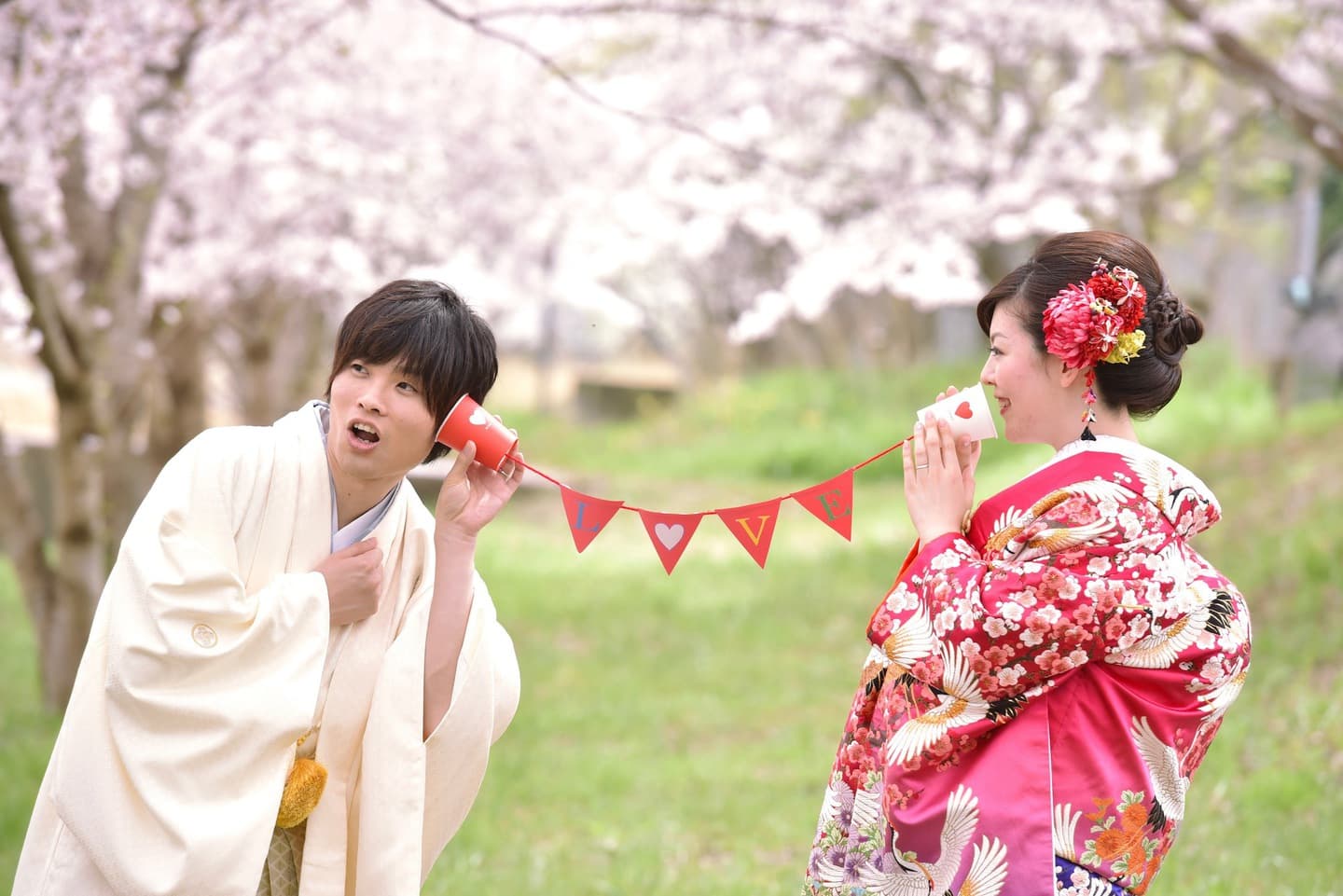 和装着物を着た花嫁様と紋付羽織袴の新郎様の写真