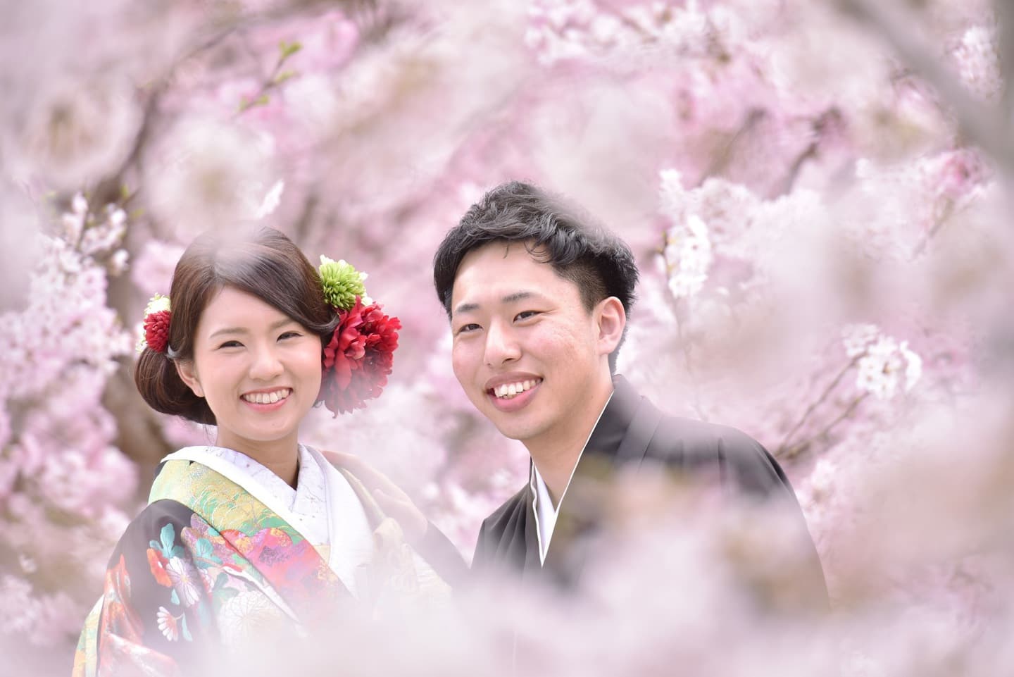 和装着物を着た花嫁様と紋付羽織袴の新郎様の写真