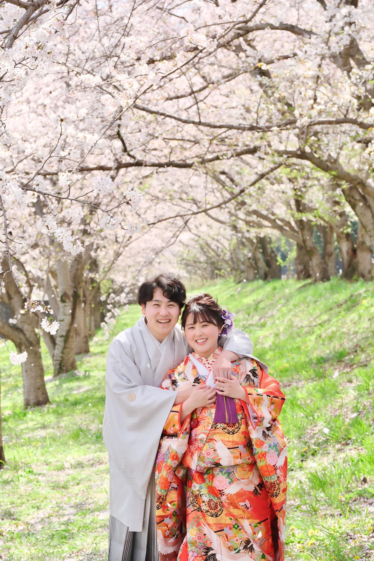 和装着物を着た花嫁様と紋付羽織袴の新郎様の写真