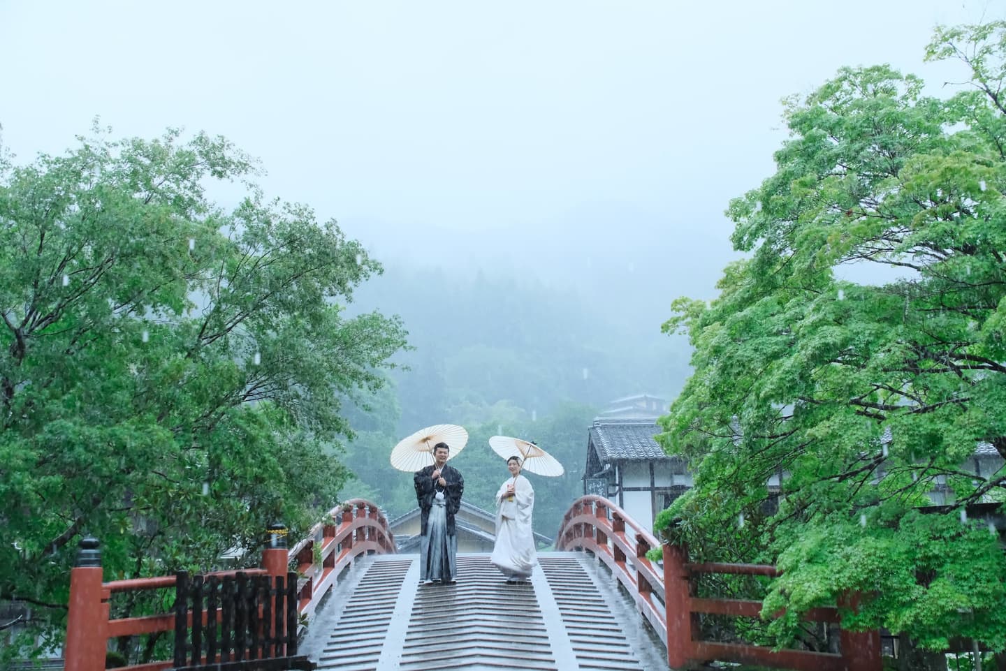 雨の前撮りロケーション撮影のフォトウエディング