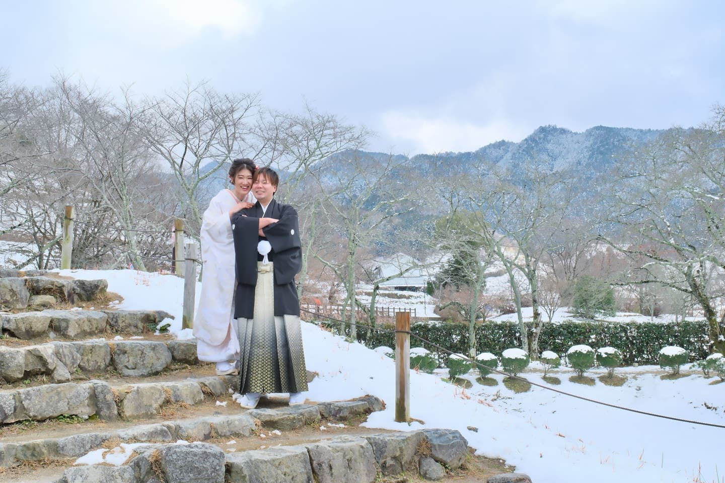 石舞台古墳ので散策をする白無垢と紋付袴の新郎新婦