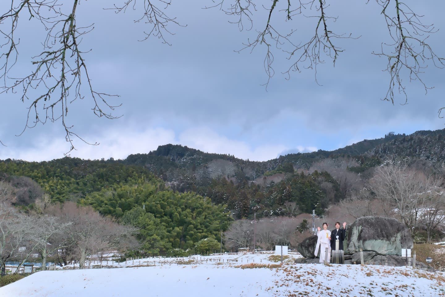 雪景色で撮影する白無垢と紋付袴の新郎新婦
