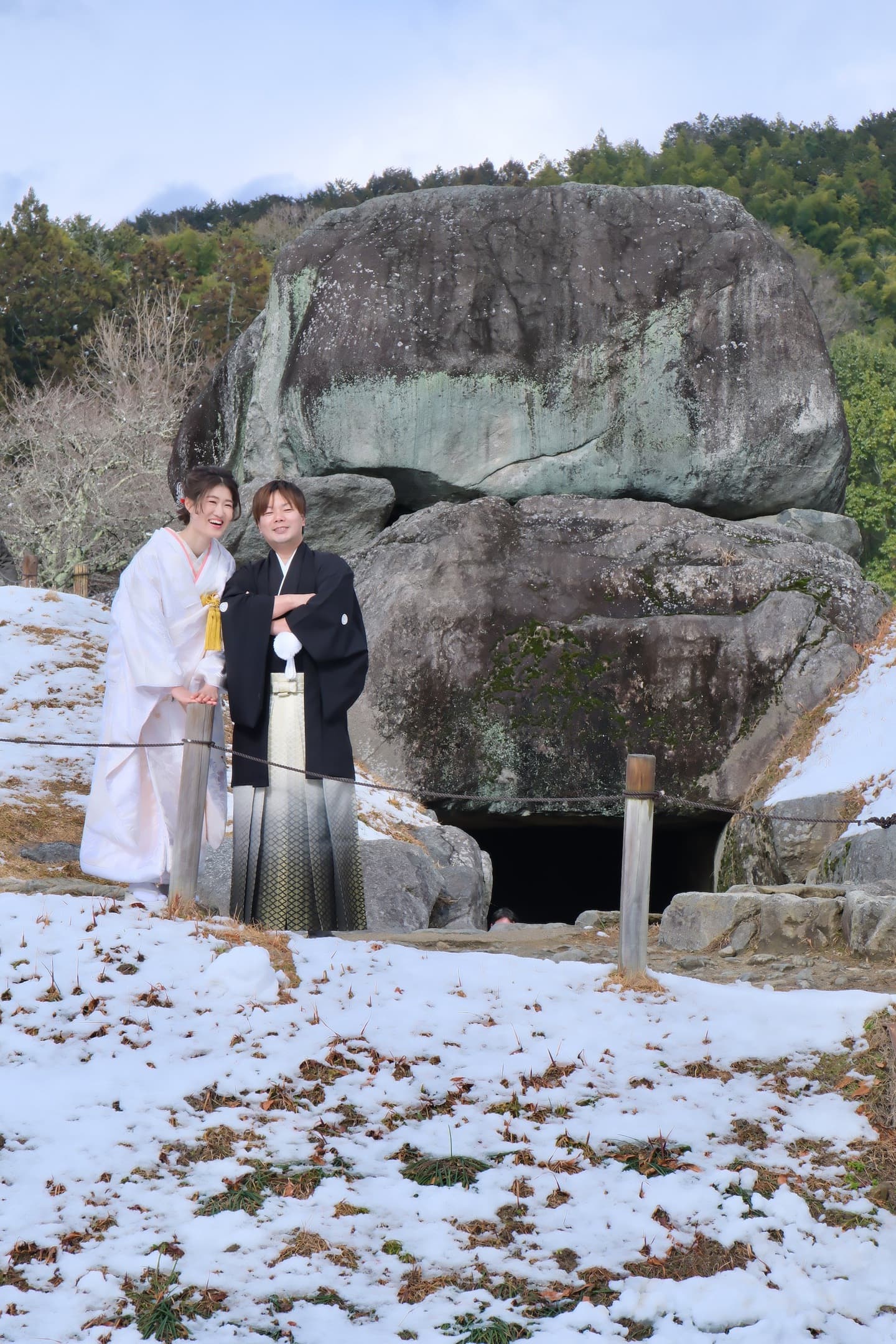 石舞台古墳の雪景色で撮影する白無垢と紋付袴の新郎新婦