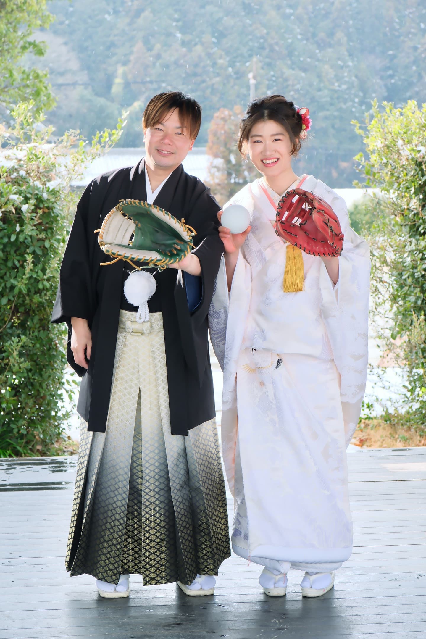 グローブを持って撮影する和装の新郎新婦