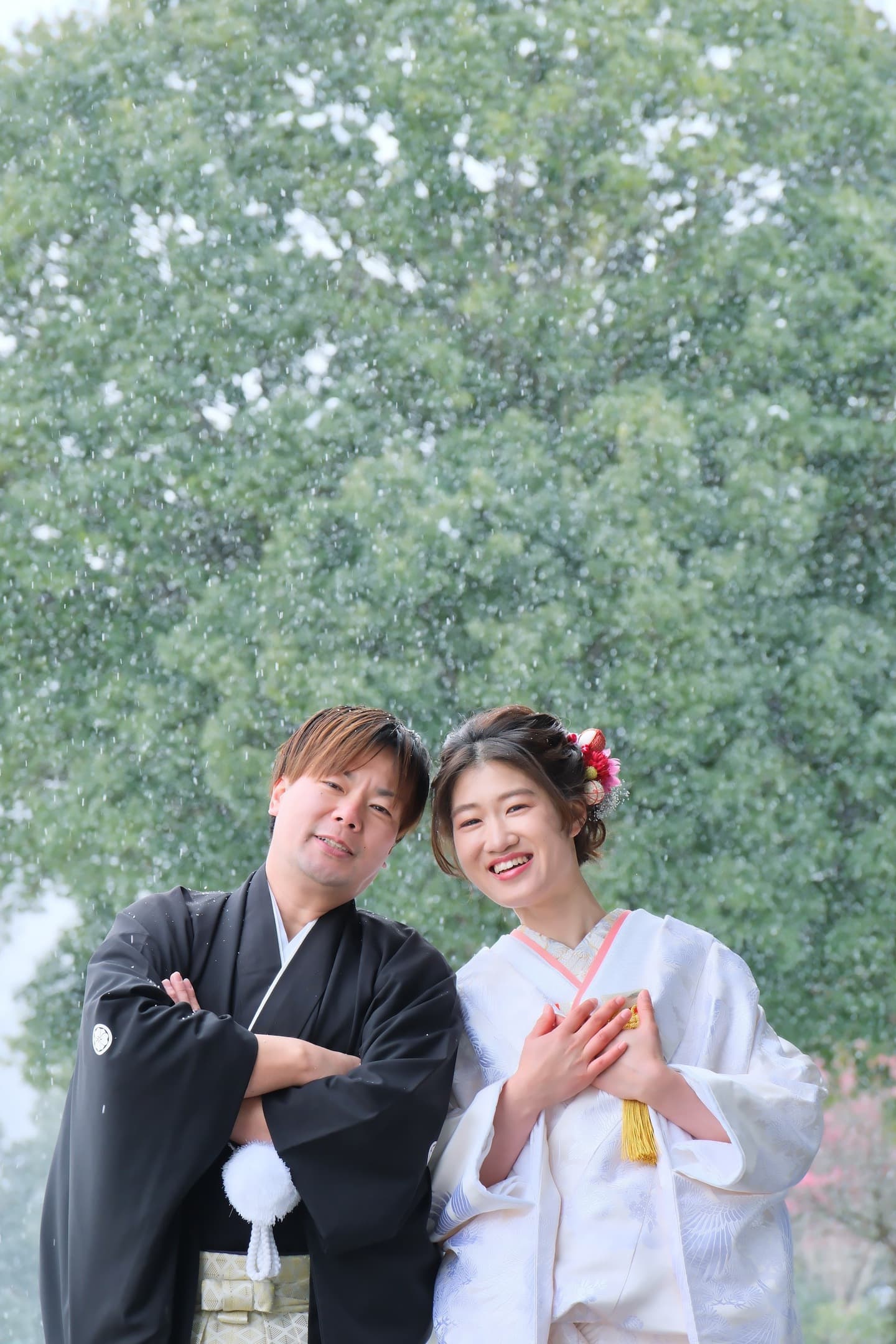 吹雪の中明日香村で前撮り和装着物フォトウエディングをしている新郎新婦