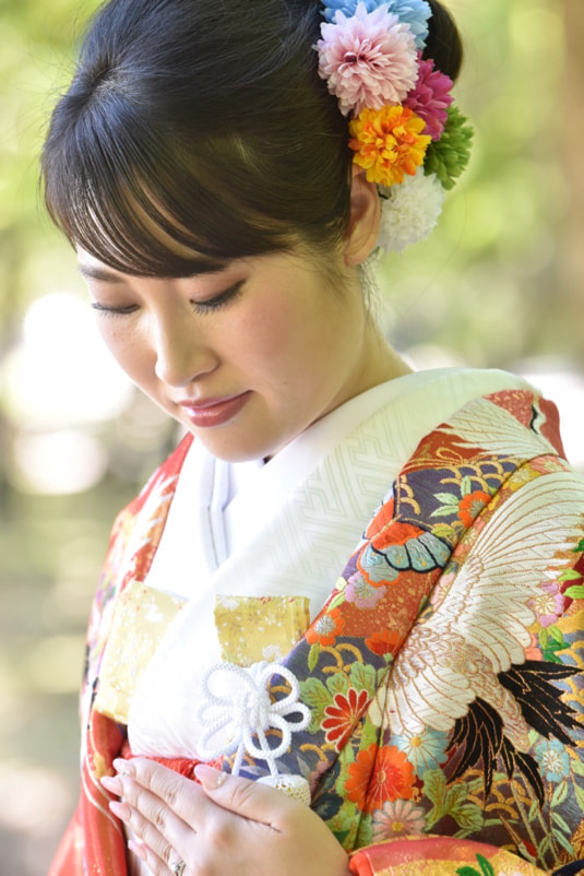 日本の結婚式の赤色の色打掛けの写真