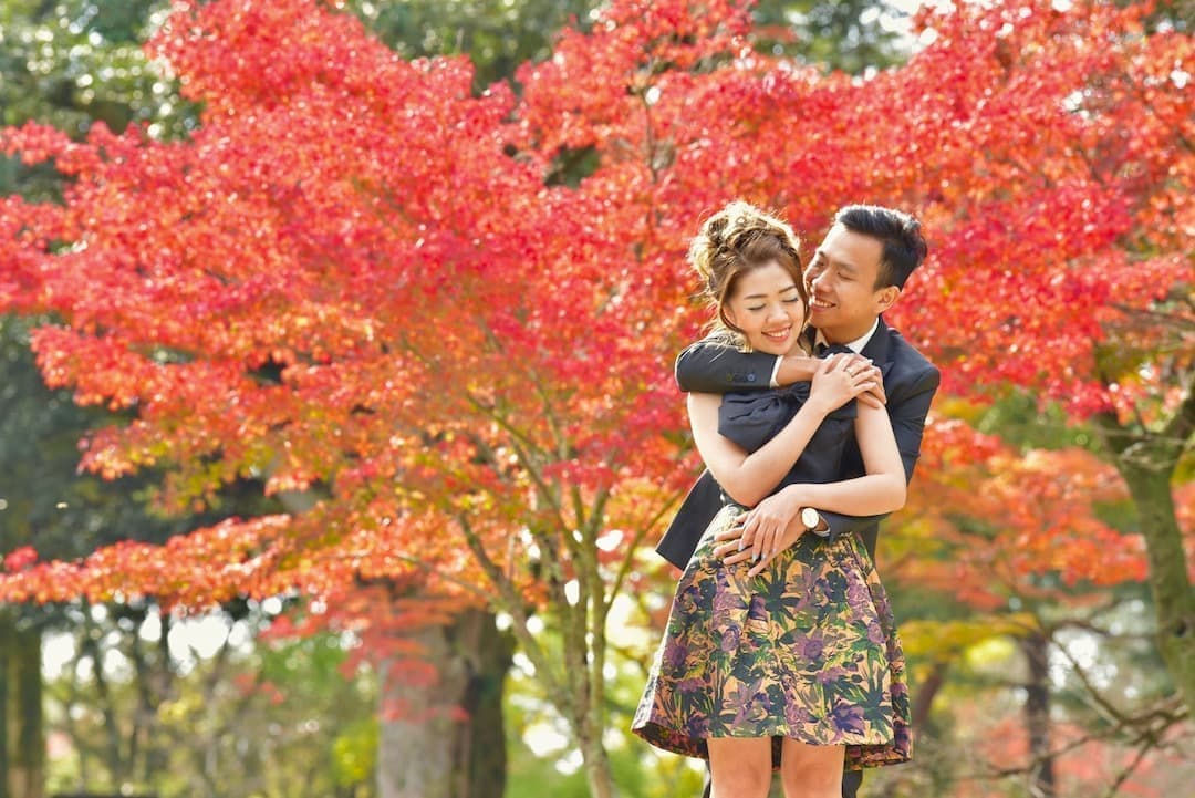 紅葉とドレスの写真