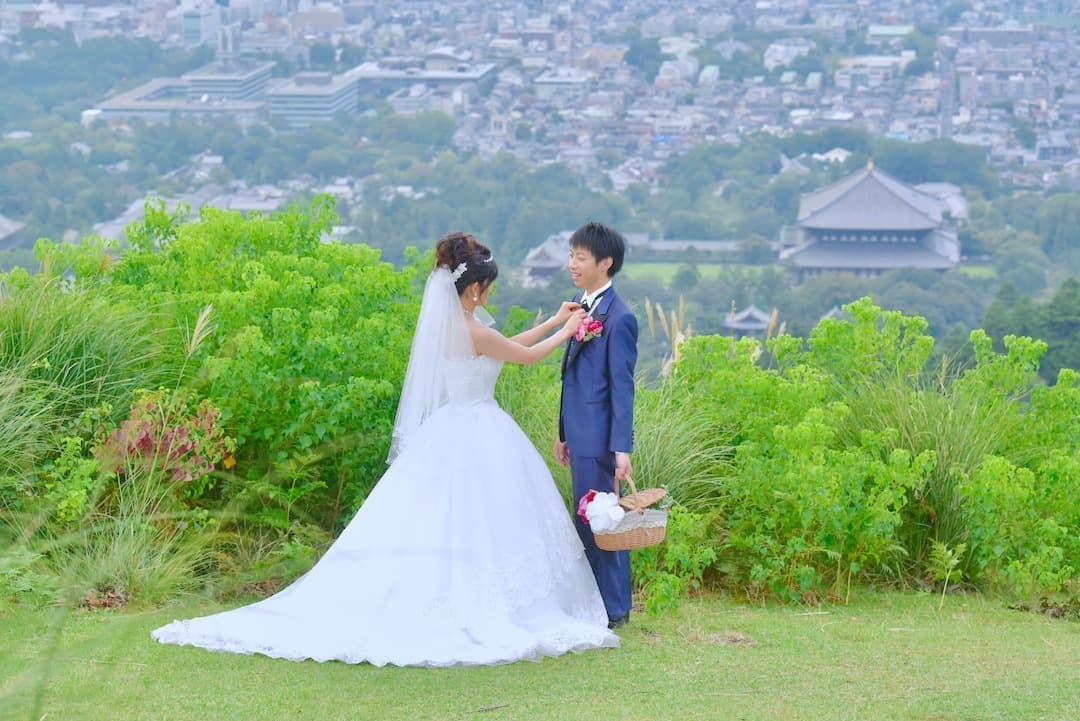 若草山でドレスの結婚写真