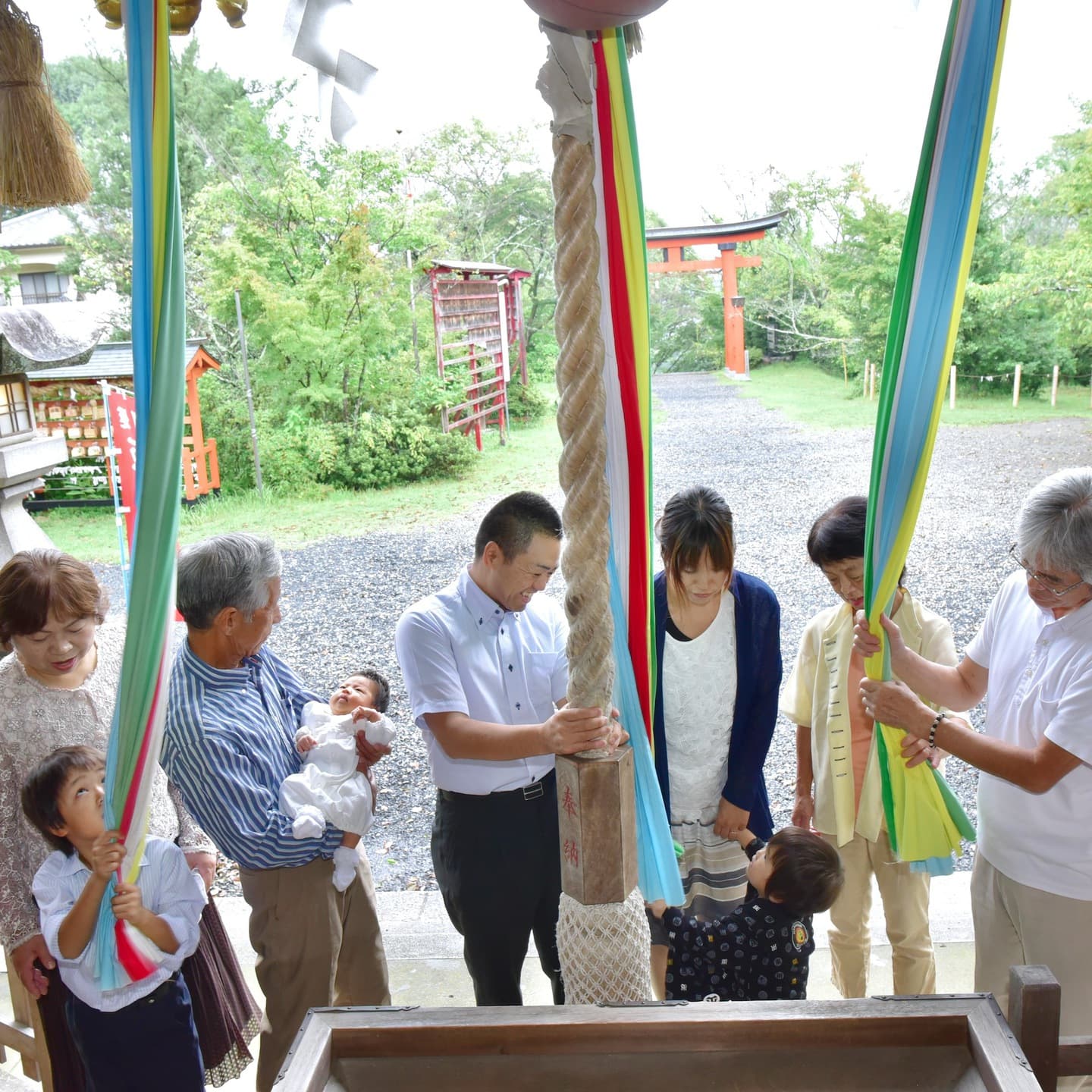 丹生官省符神社でお宮参りをした赤ちゃんと家族