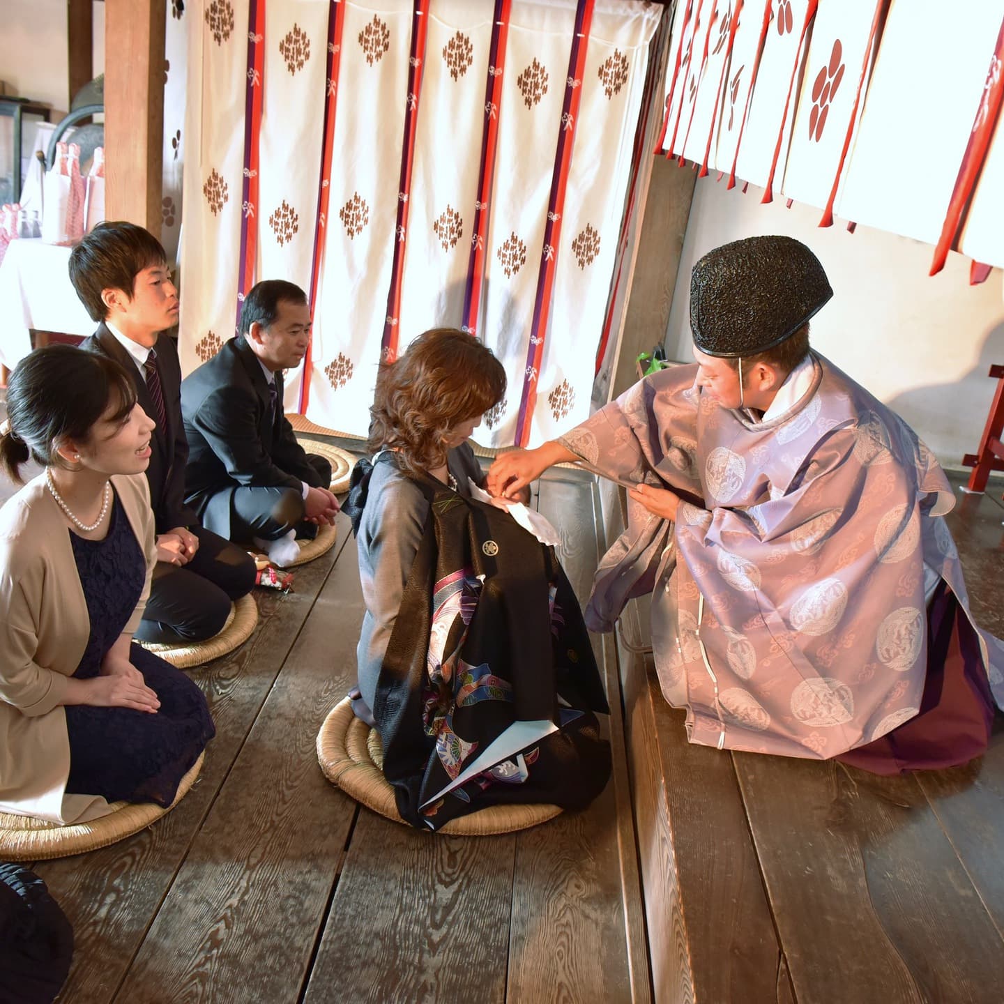 菅原天満宮でお宮参りをした赤ちゃんと家族