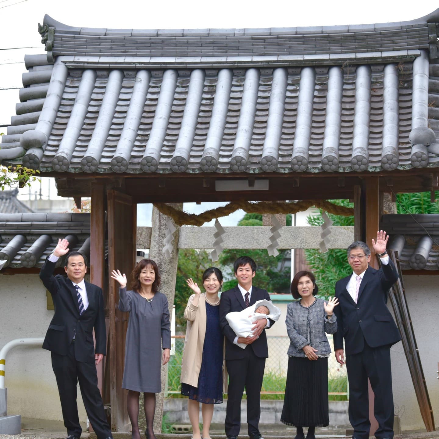 菅原天満宮でお宮参りをした赤ちゃんと家族