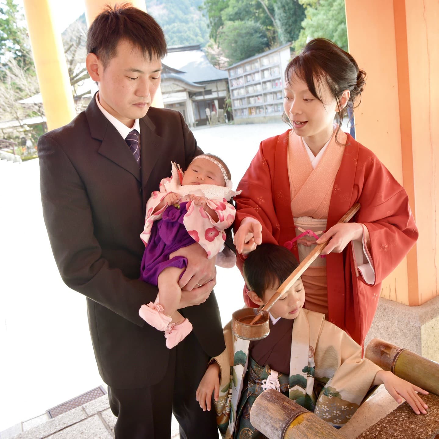 熊野那智大社でお宮参りをした赤ちゃんと家族