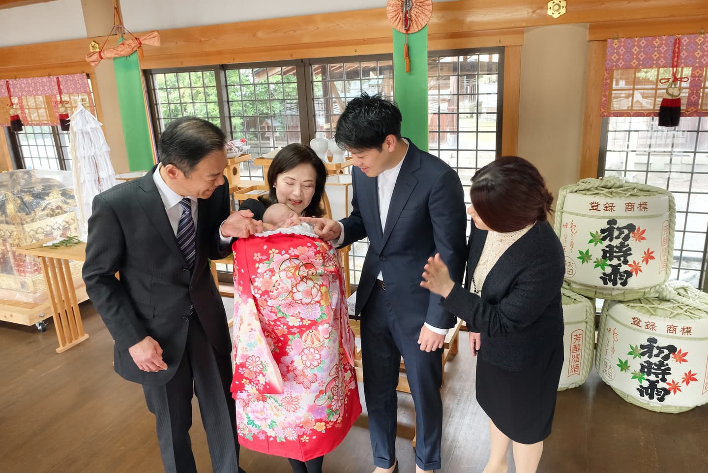 龍田神社でお宮参りをした赤ちゃんと家族
