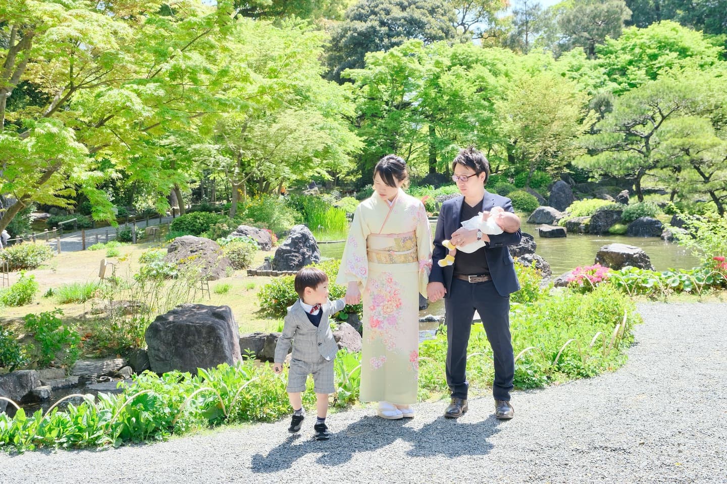 城南宮でお宮参りの赤ちゃんと家族