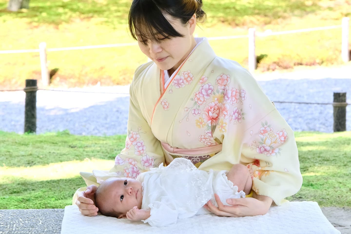 城南宮でお宮参りの赤ちゃんと家族