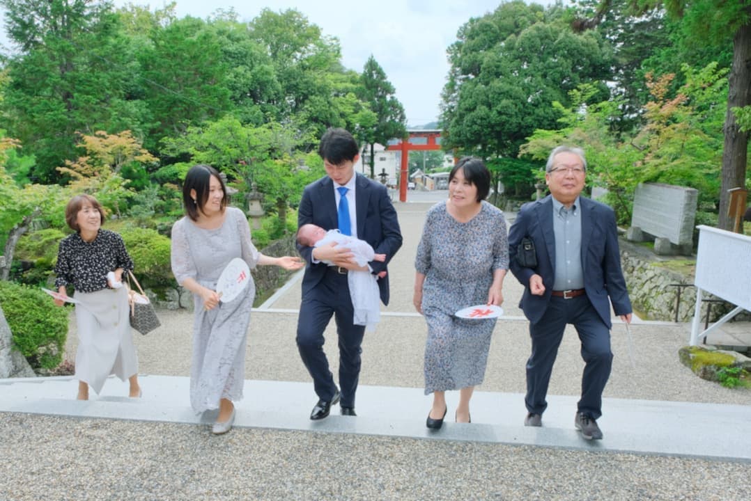 龍田大社でお宮参りの赤ちゃん