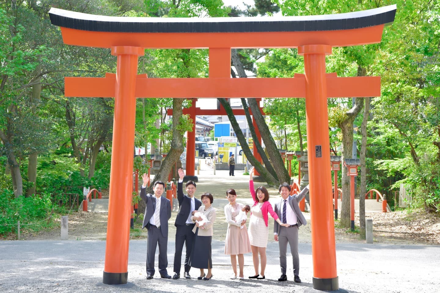 豊中稲荷神社でお宮参りをした赤ちゃんと家族