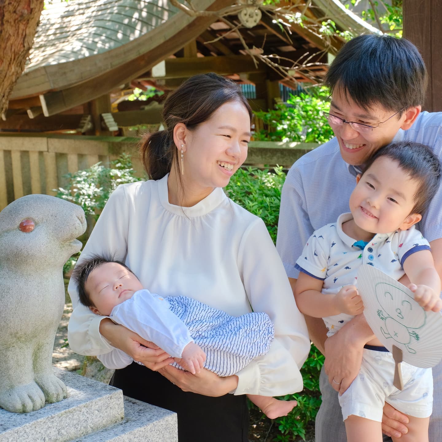 岡崎神社でお宮参りをした赤ちゃんと家族