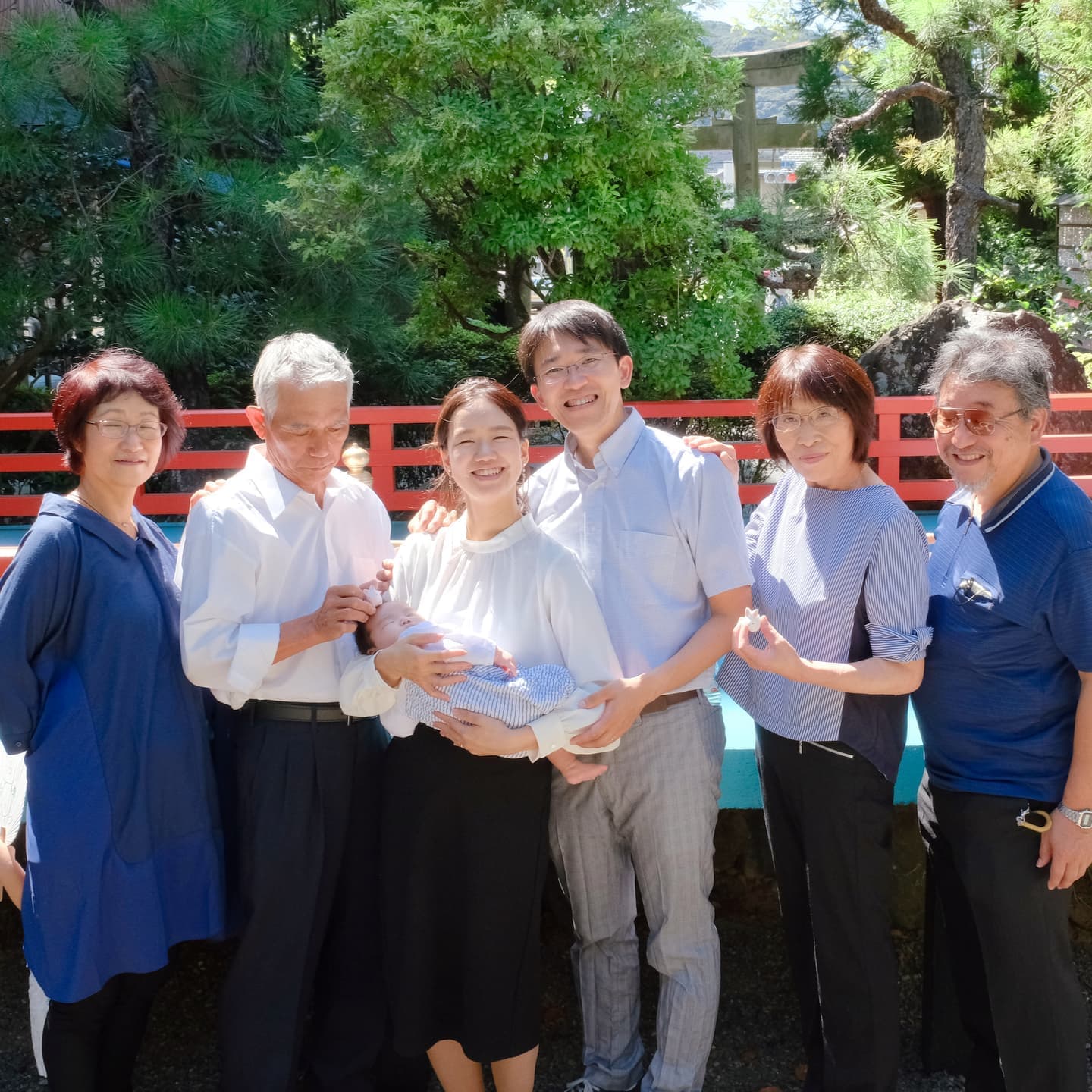 岡崎神社でお宮参りをした赤ちゃんと家族