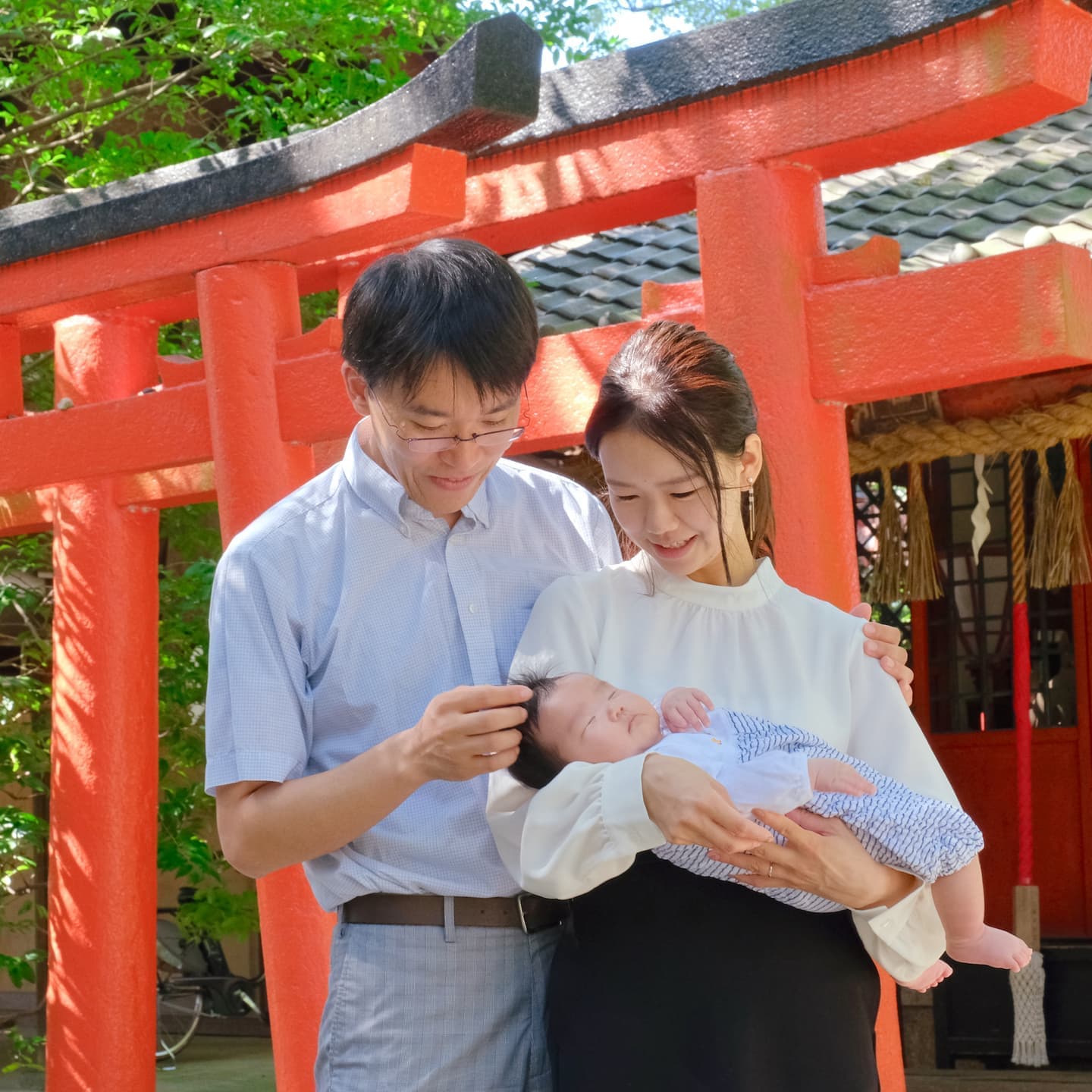 岡崎神社でお宮参りをした赤ちゃんと家族