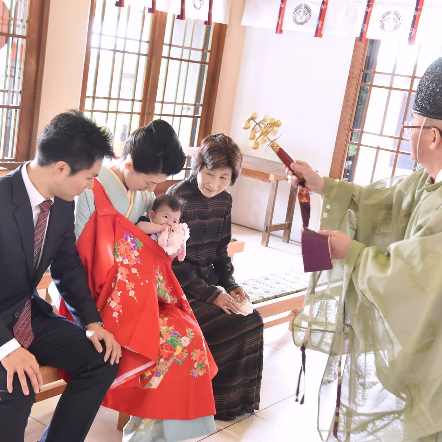 豊中稲荷神社でお宮参りをした赤ちゃんと家族