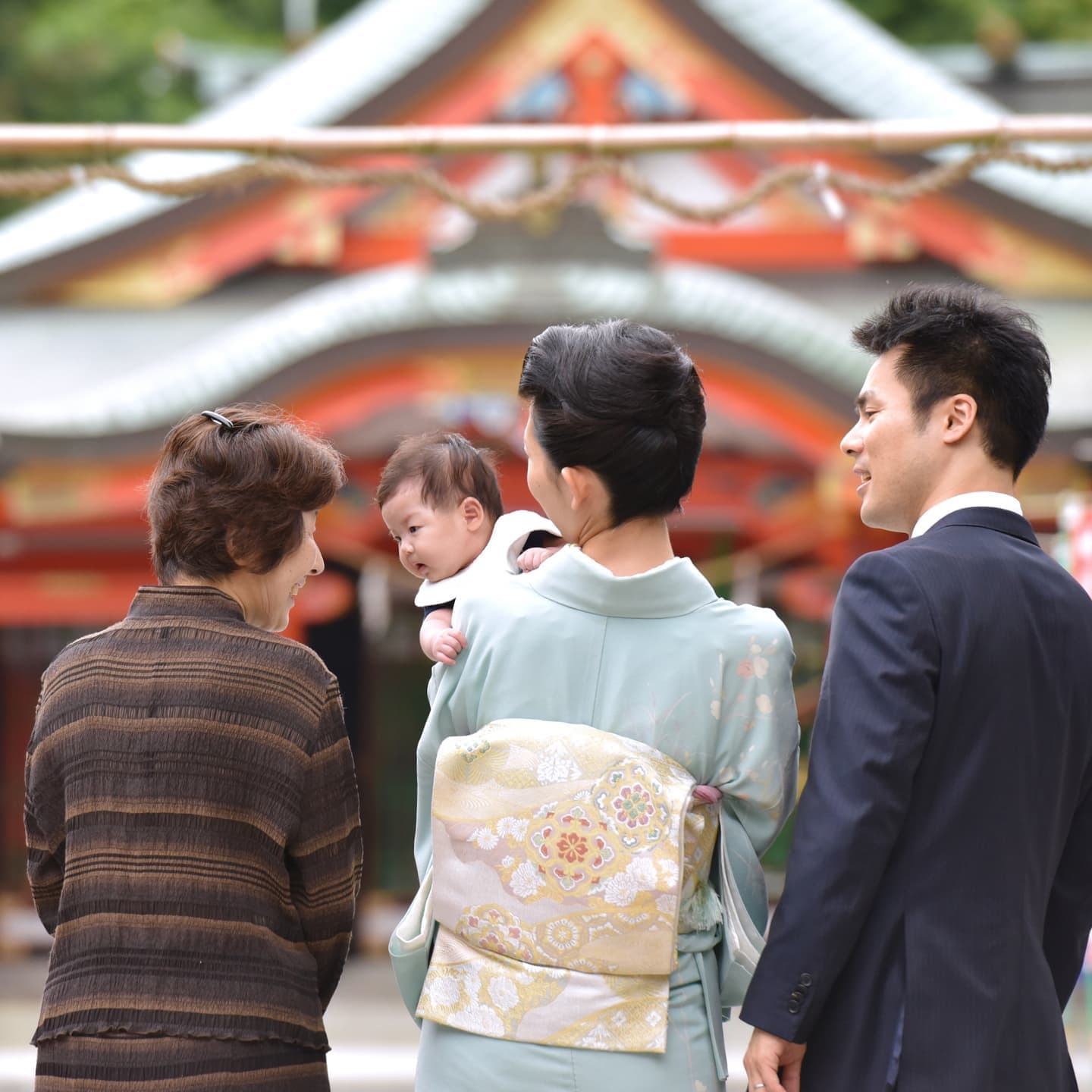 豊中稲荷神社でお宮参りをした赤ちゃんと家族