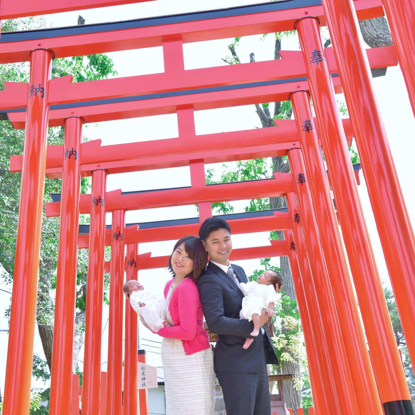 豊中稲荷神社でお宮参りをした赤ちゃんと家族