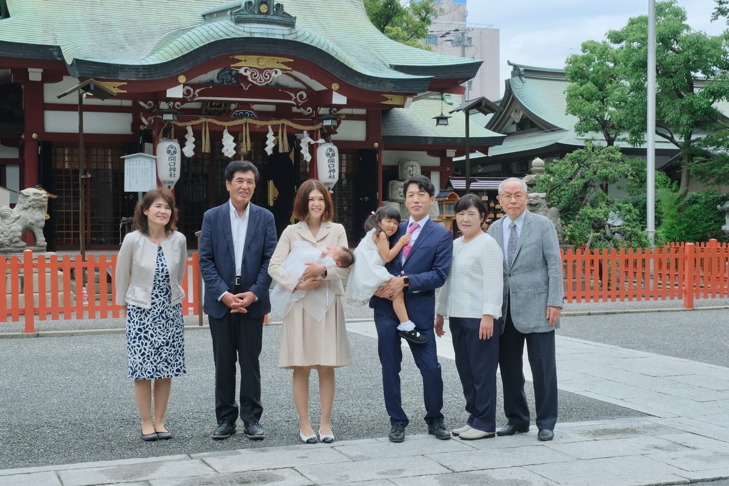 開口神社でお宮参りをした赤ちゃんと家族