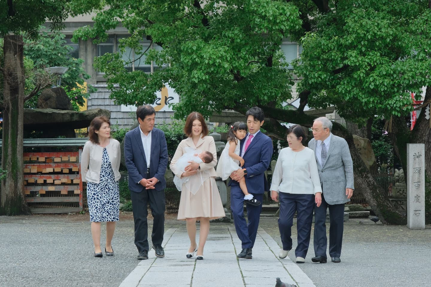 開口神社でお宮参りをした赤ちゃんと家族