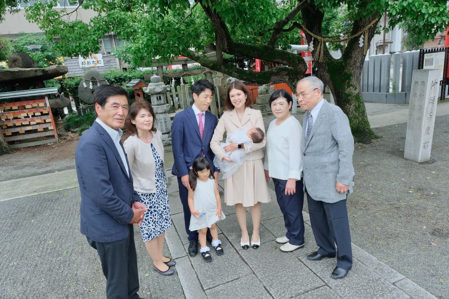 開口神社でお宮参りをした赤ちゃんと家族