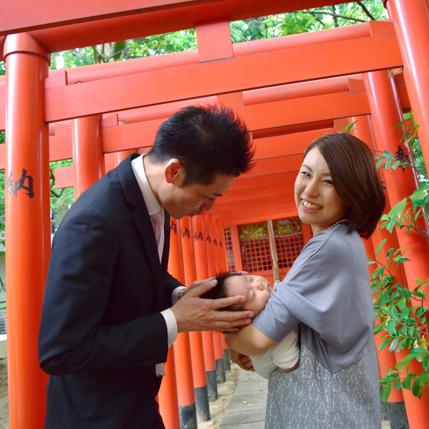 意賀美神社でお宮参りの赤ちゃんと家族