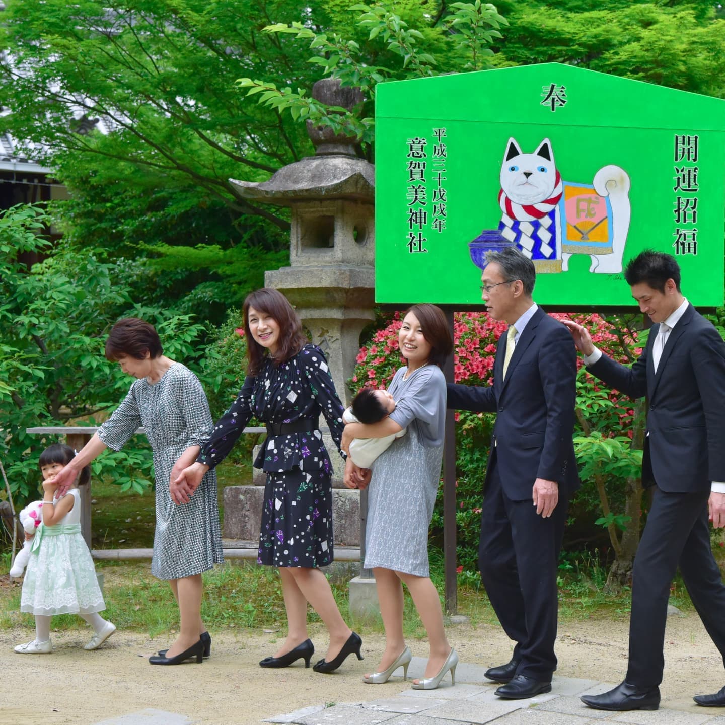 意賀美神社でお宮参りの赤ちゃんと家族