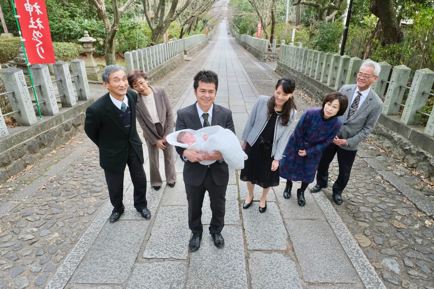 向日神社でお宮参りをした赤ちゃんと家族