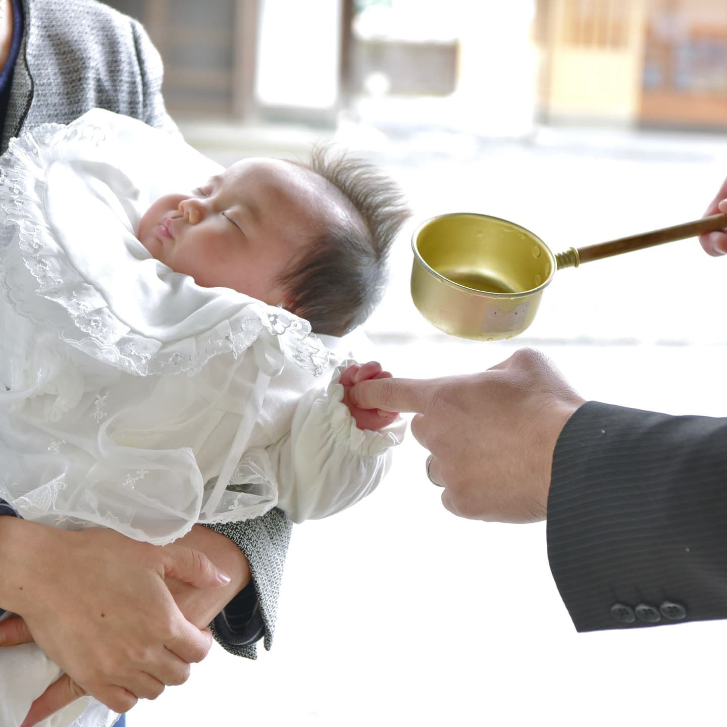 向日神社でお宮参りをした赤ちゃんと家族