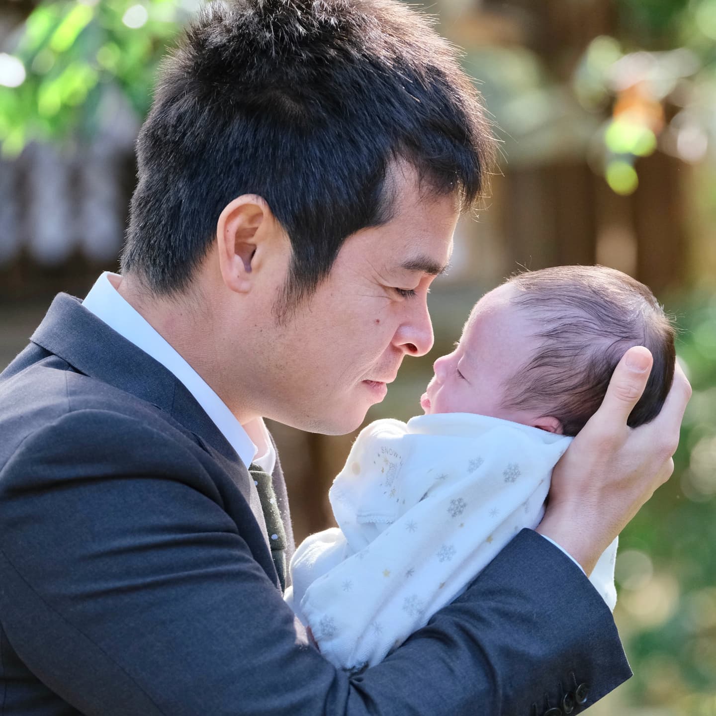 向日神社でお宮参りをした赤ちゃんと家族