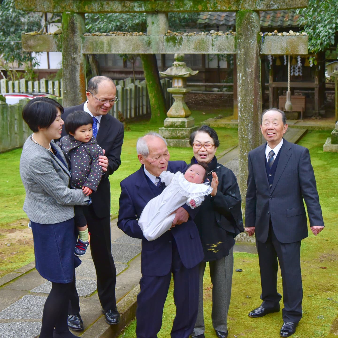 向日神社でお宮参りをした赤ちゃんと家族